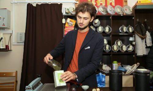 Продавец чая: «Отличить сорта чая по вкусу смогу с закрытыми глазами»