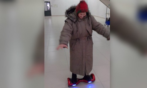 Кировская старушка прокатилась на гироскутере в торговом центре