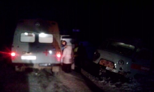 В Кировской области "скорая" улетела в кювет: спасатели помогли перенести пострадавшую в другой автомобиль