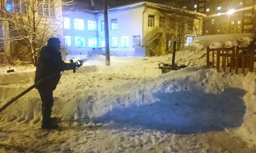 Кировские спасатели построили горку и снежную крепость для ребят из детского дома