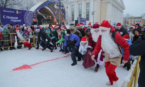 Фоторепортаж: в Кирове прошел шуточный забег Дедов Морозов и Снегурочек