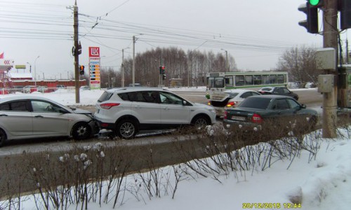 В Кирове столкнулись три легковушки: на Воровского образовалась пробка