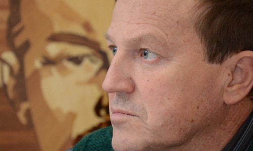 Неизвестные разбили стекло автомобиля кировского депутата Валерия Туруло