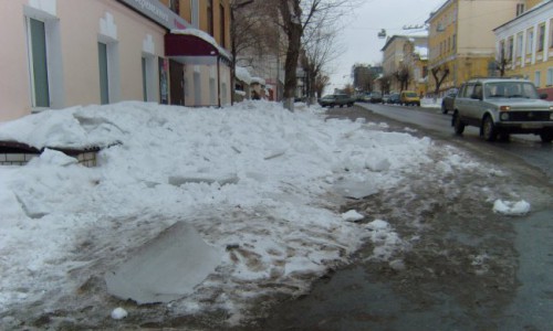 В Кировской области ледяная глыба упала на линии электропередач