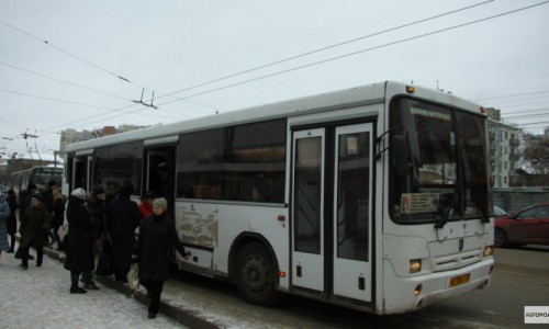 Стало известно, сколько будет стоить проезд в кировских автобусах в новогоднюю ночь