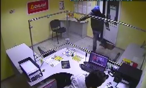 Видео: полицейские просят опознать преступника, который с ножом ворвался в офис микрозаймов