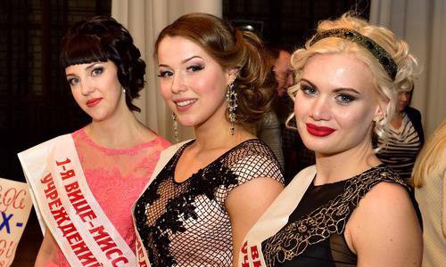 Самая красивая работница здравоохранения в Кирове учит играть мужчин в регби