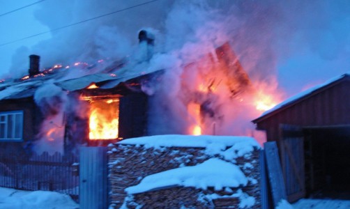 В Кировской области 25-летний парень вынес из горящего дома 8-летнего мальчика