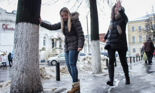 Администрация Кирова: «Смесью от гололеда посыпаны тротуары абсолютно во всех частях города»