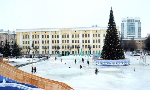 Среда в Кирове: зеленая трава и каток на улице