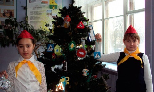 В Кировской области школьную елку нарядили дорожными знаками