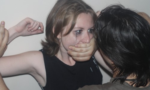 Житель Кировской области ночью проник в дом и изнасиловал женщину