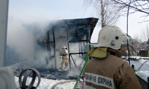 На улице Романа Ердякова загорелась стройка