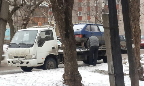 На улице Красина водитель эвакуатора слил бензин из эвакуируемой машины