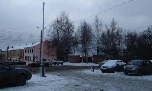 Пешеходную зону на улице Спаcской в Кирове огородили столбиками и шлагбаумом