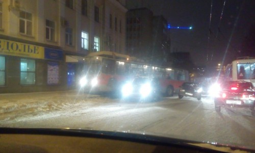 В Кирове произошло тройное ДТП: троллейбус вылетел на тротуар