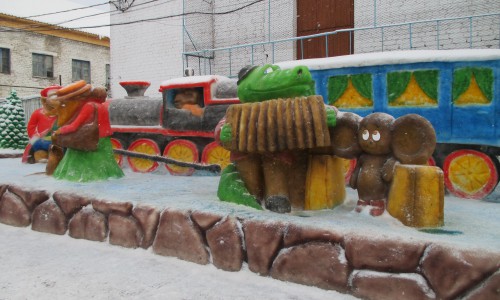 Кировские заключенные слепили из снега Чебурашку и дымковскую барышню