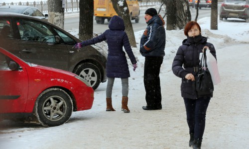 Тест-драйв: помогут кировчане пьяной девушке сесть за руль?