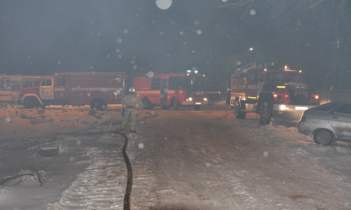 В Кирове 33 спасателя тушили дом: в пожаре пострадала женщина