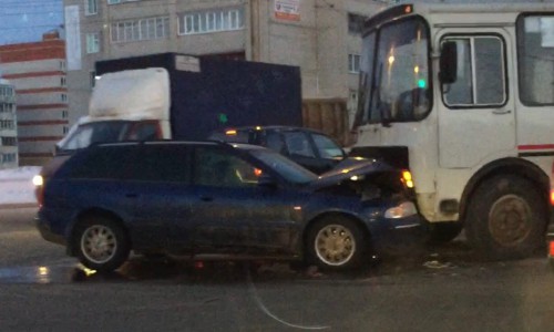 В юго-западном районе лоб в лоб столкнулись «пазик» и Audi A4