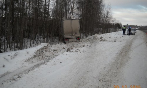 В Кирове грузовик врезался в дерево: дальнобойщик умер во время движения авто