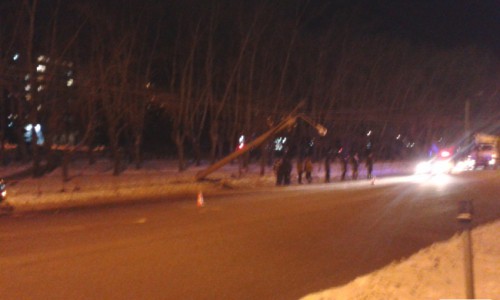 В Кирове 19-летний студент за рулем иномарки на большой скорости врезался в столб