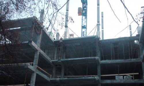 У дома на Казанской, 24 начали незаконно надстраивать дополнительные этажи