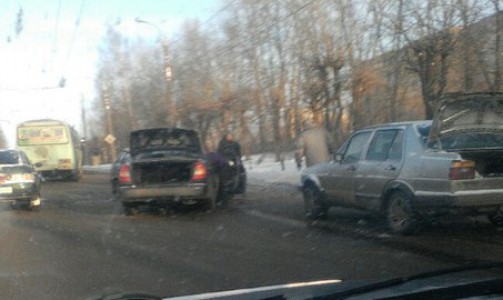 На Луганской лоб в лоб столкнулись «ВАЗ» и Hyundai: на месте ДТП работают медики