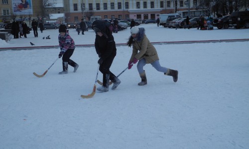 Видео: в Кирове на Театральной площади сыграли в хоккей на валенках