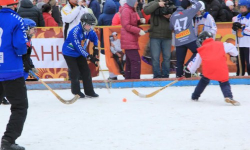 На Театральной площади юные кировчане сыграют в «Хоккей на валенках»