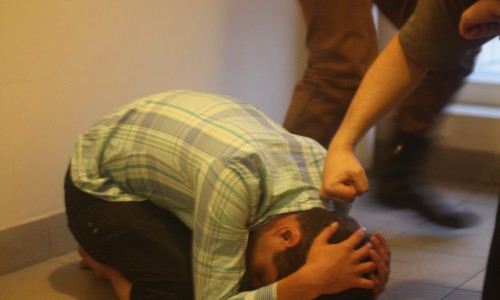 В Кировской области 21-летний и 24-летний парни пытали знакомого раскаленным утюгом