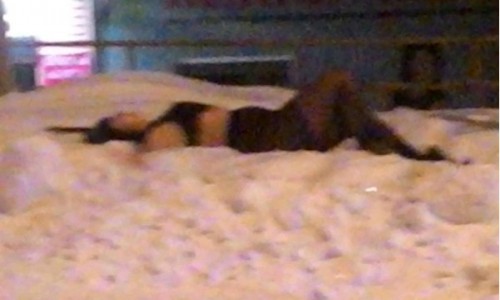 В центре Кирова на снегу валялась девушка в нижнем белье