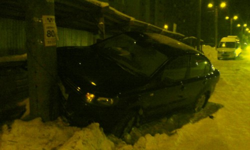 ДТП на улице Солнечной: от удара Volkswagen врезался в столб