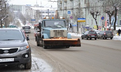 Киров засыпало снегом: сколько спецтехники работает в городе