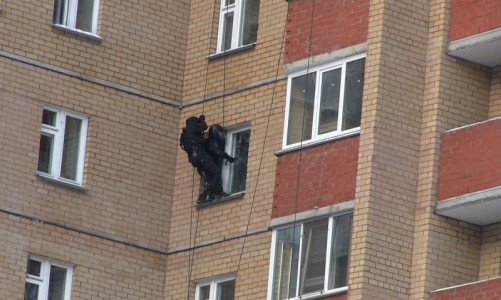 Видео: в Кирове бойцы СОБР взяли штурмом наркопритон
