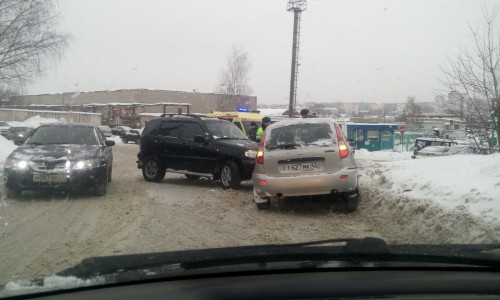В Кирове столкнулись «Нива» и «Лада Калина»: на место ДТП приехала реанимация