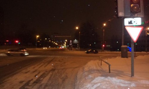 В Кирове водитель иномарки сбил женщину, которая перебегала дорогу на запрещающий сигнал светофора