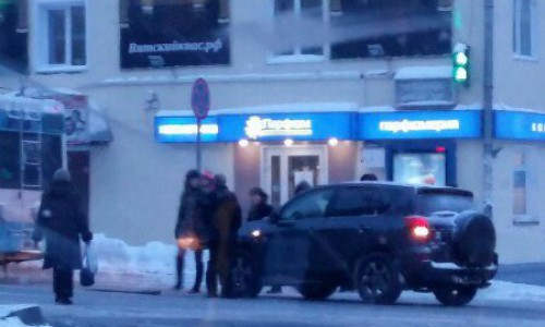 В центре Кирова штанга троллейбуса упала на дорогую иномарку