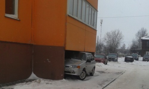 Спрятался под балконом и оставил в кустах: 5 фото мастеров парковки