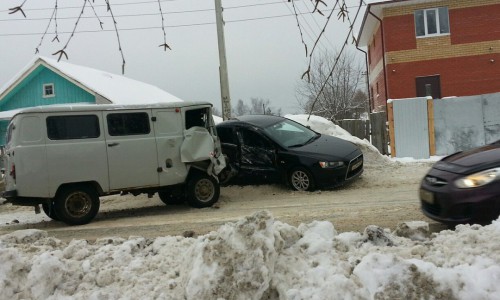 На Павла Корчагина автоледи не справилась с управлением и врезалась в машину медиков