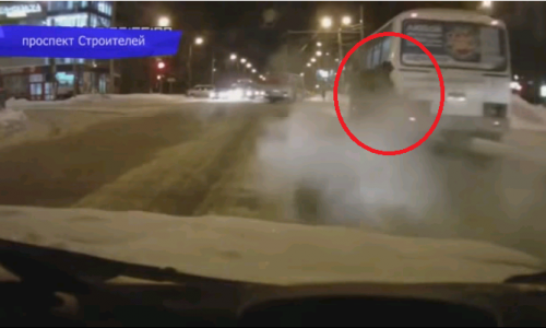 Видео: в Кирове мужчина молотком разбил фару "ПАЗика"