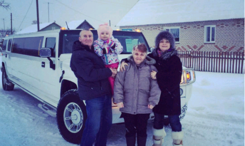 В Кировской области Светлана Пермякова с дочкой едва не провалилась под лед во время катания на снегоходе