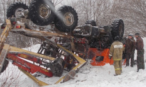 В Кировской области перевернулся КамАЗ: 18-летнего пассажира госпитализировали
