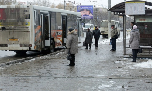 В Кирове девочку зажало дверьми автобуса, пассажиры выносили ее на руках