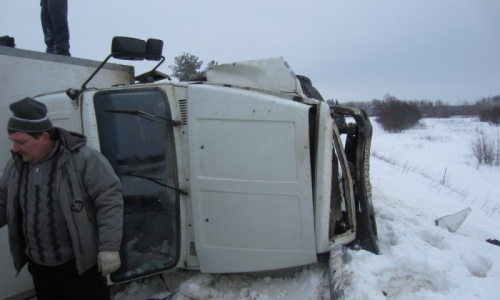 В Кировской области столкнулись грузовик и легковушка: пострадавших пассажирок госпитализировали