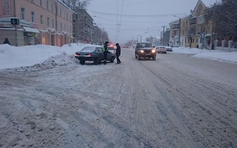 В Кирове водитель "ВАЗа" сбил парня на Воровского: к месту происшествия приехала "скорая"