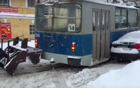 В Кирове трактор пытался помочь буксующему троллейбусу, но спровоцировал ДТП