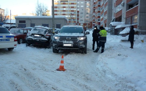 В Кирове иномарка сбила 15-летнюю девушку во дворе на улице Чапаева