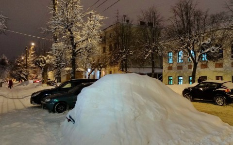 Киров завалило снегом: в сугробах оказались машины и скамейки