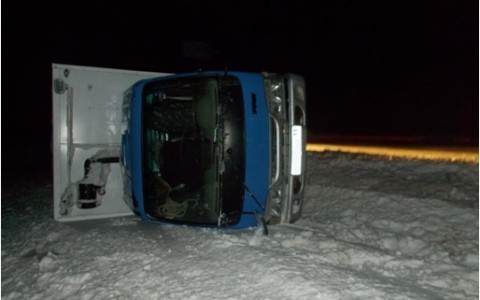 В Кировской области грузовик съехал в кювет и перевернулся